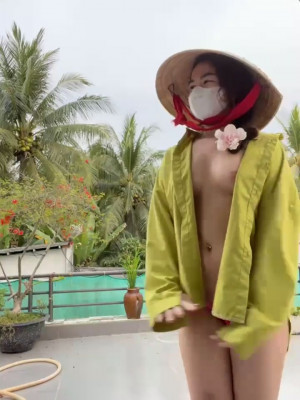 Chị máy bay đội nón lá thích phô dâm