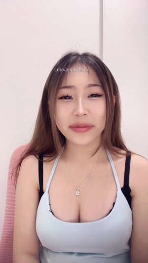 Em đang đèn đỏ nên chỉ show vú để ngắm thôi ạ