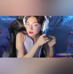 Nữ streamer Dota 2 lộ hàng cực dâm trên sóng livestream Twitch