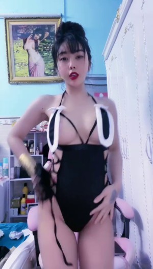 Bé Vy japan mới từ Nhật về lên MMlive khoe vú